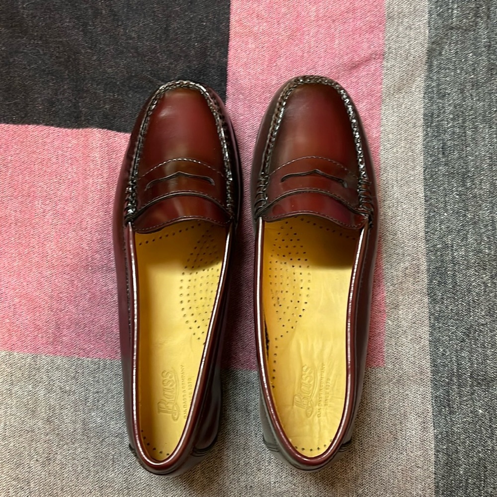 G.H Bass Women Loafers Size 7 1/2 WIDE. Like NEW!